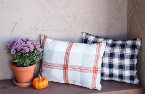 Pretty dishtowels turn into simple fall pillows using this easy to follow tutorial. If you can sew a straight line, you can make these pillows!