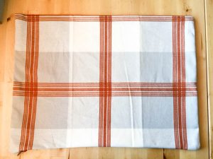 Pretty dishtowels turn into simple fall pillows using this easy to follow tutorial. If you can sew a straight line, you can make these pillows!