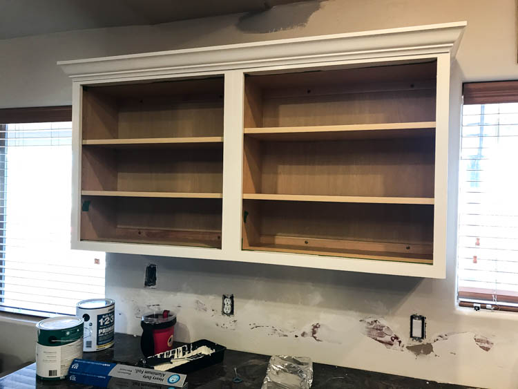 Tips for Painting Kitchen Cabinet Shelves