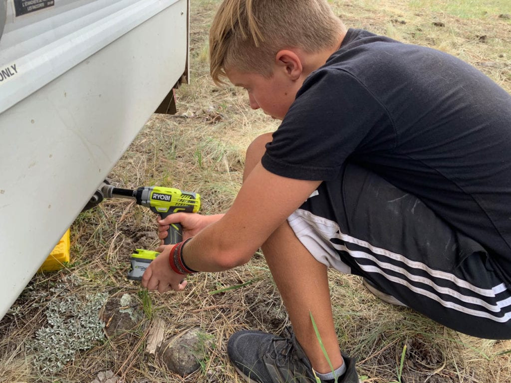 Lowering stabilizer jacks on toy hauler