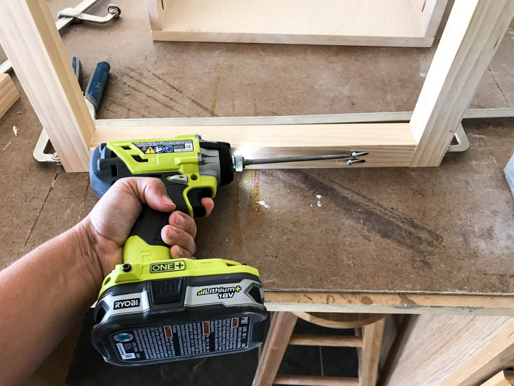 Securing stretchers to the nightstand legs with pocket hole screws